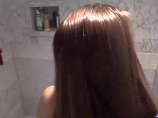 Lány mosás egy nagy friss gecilövés ki a neki haj