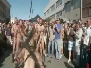 Offentlig plaza med stripped menn prepared til vill coarse violent homofil gruppe xxx video