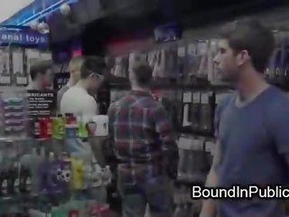 Corda servitù gay faccia scopata in negozio